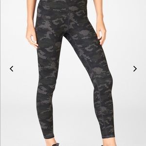 Fabletics - The Boost 7/8 in Charcoal Camo/Leaf